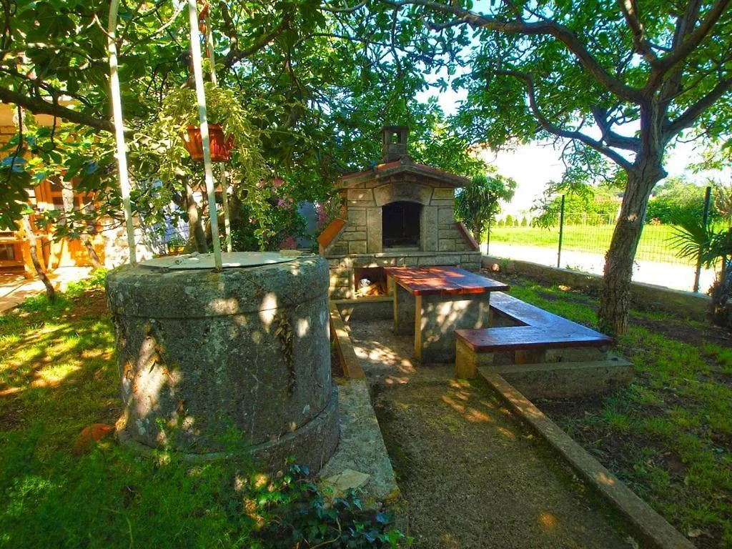 Apartment Sanja Near The Sea, Spacious And Green :) Pula Croatie